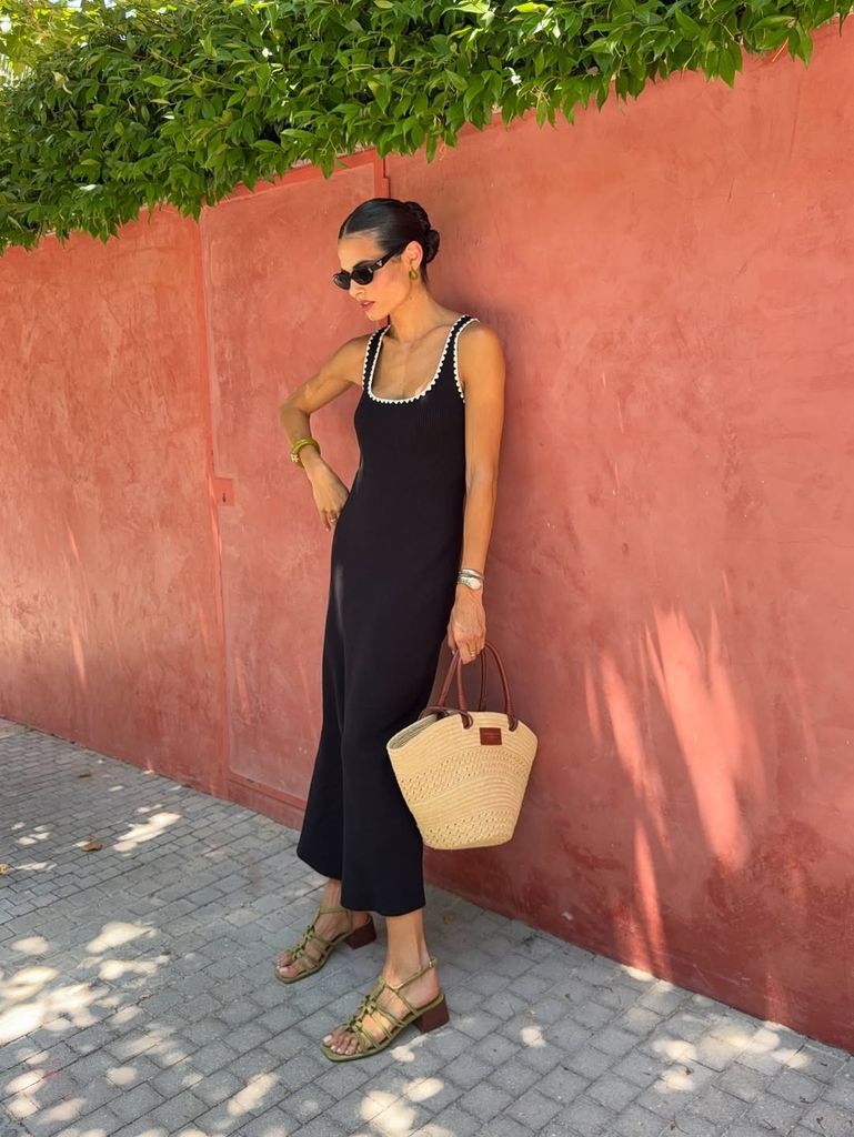 Clara Muñiz vestido negro verano 2025