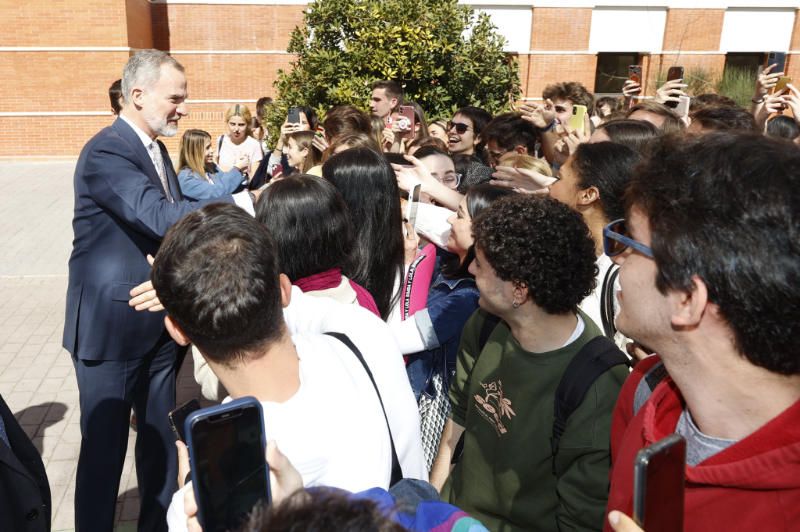 Don Felipe con estudiantes de la Universidad Autónoma 
