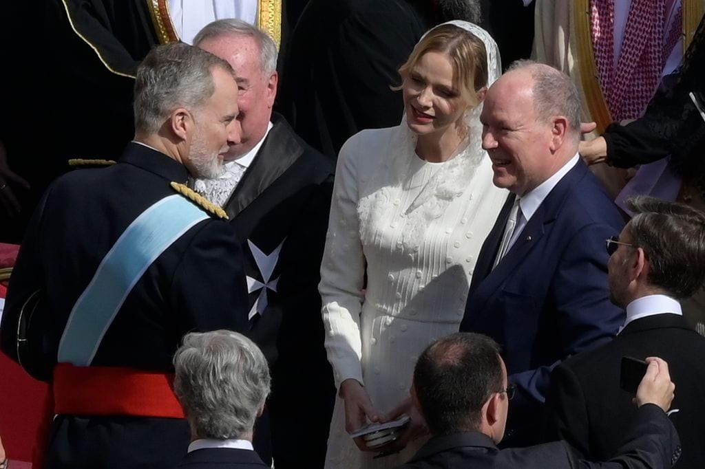 El rey Felipe, con Alberto y Charlene de Mónaco durante la entronización del papa León XIV