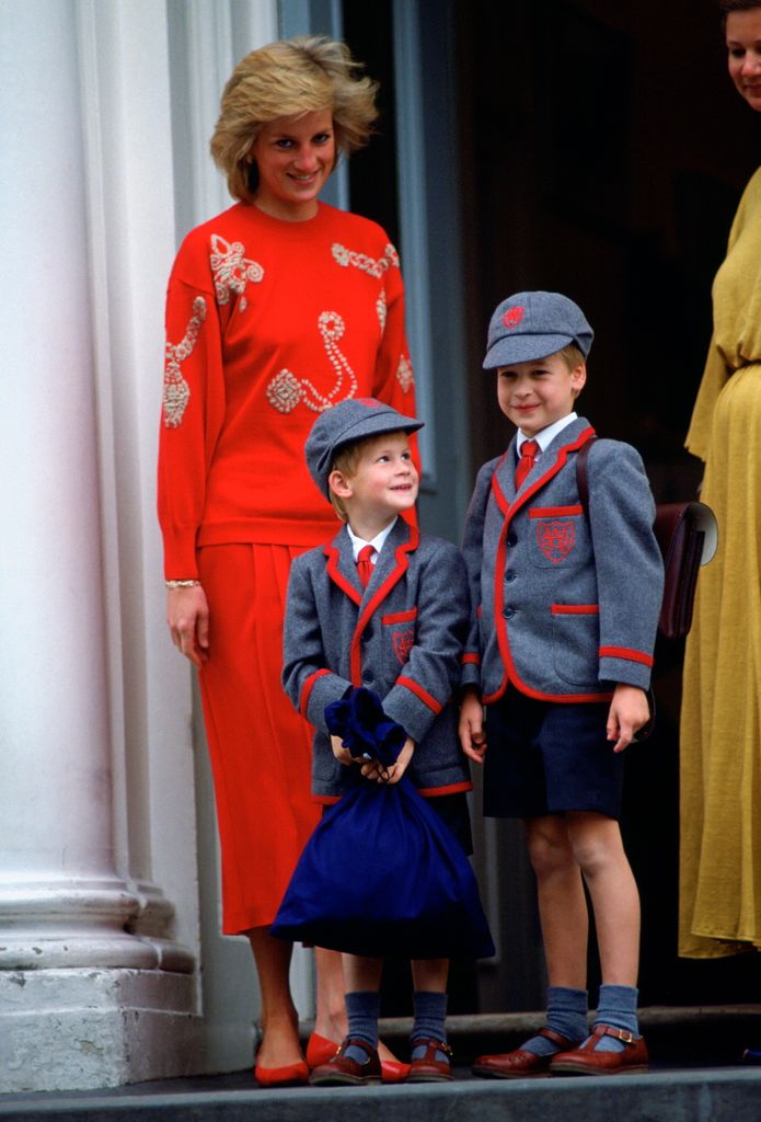 La princesa Diana con sus hijos William y Harry en la Wetherby School en septiembre de 1989.