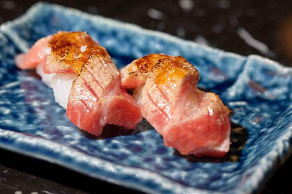Nigiri de atún toro flambeado