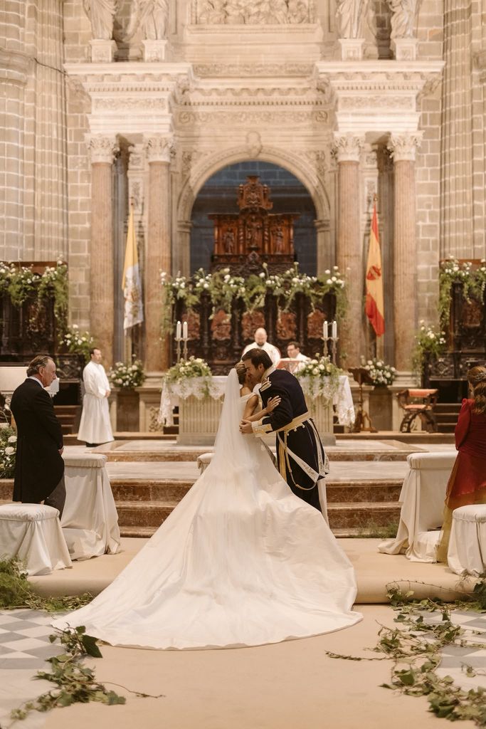 El espectacular vestido diseñado por Fabio Encinar con 20 metros de tafetán de seda