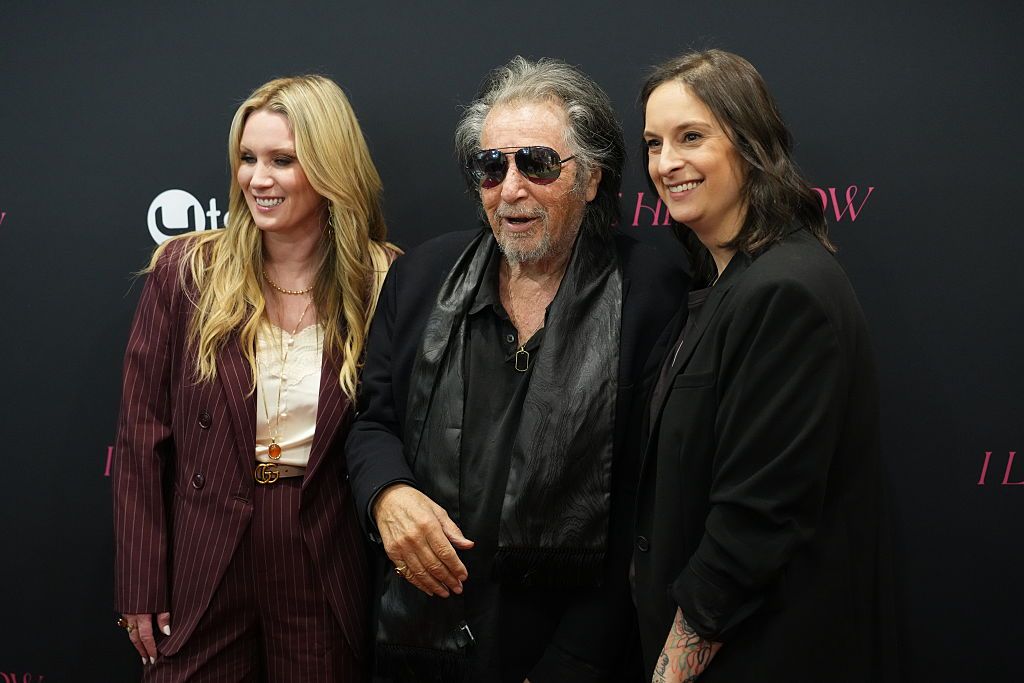 La actriz Lara Clear, junto al actor y su hija, Julie Pacino