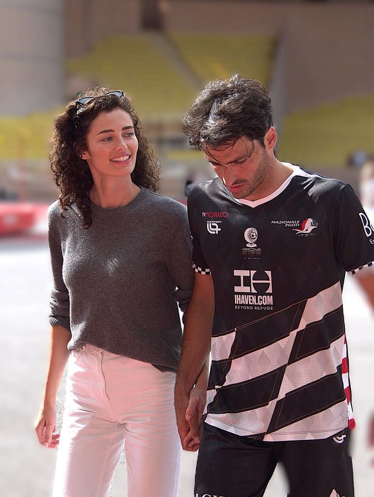 Rebecca Donaldso, con el piloto en el evento solidario de Mónaco de 2025