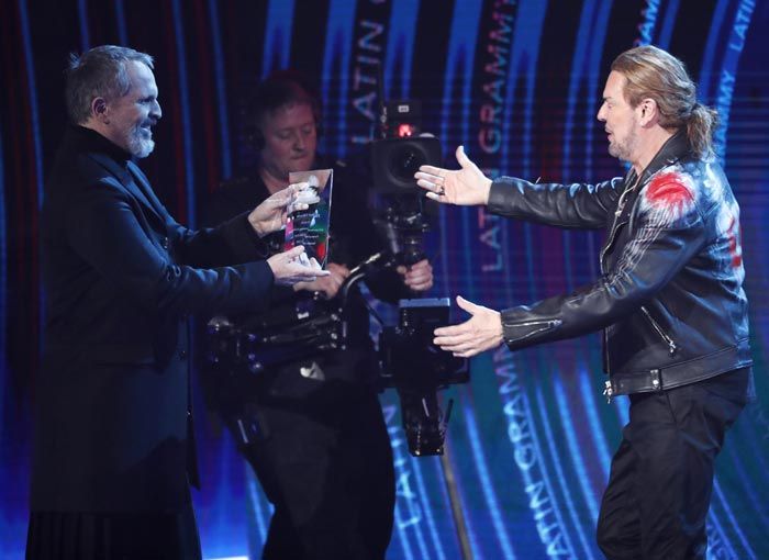 Miguel Bosé con Maná en los Grammy latinos