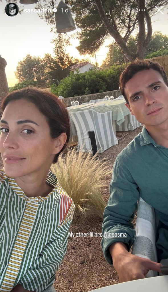 Sassa de Osma en Menorca con su hermano Juan Manuel