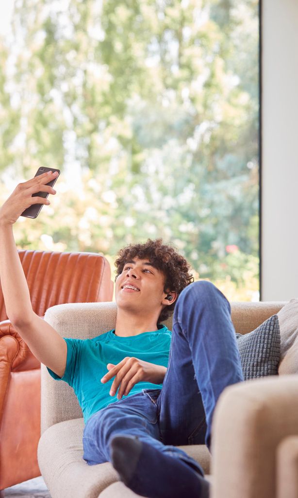 Joven haciéndose un selfie