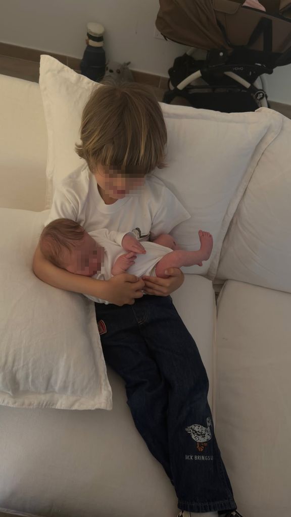 El pequeño Hugo ya ejerce de hermano mayor de Covadonga