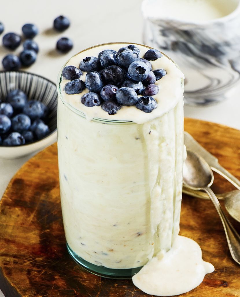 Batido de helado de vainilla con arándanos.
