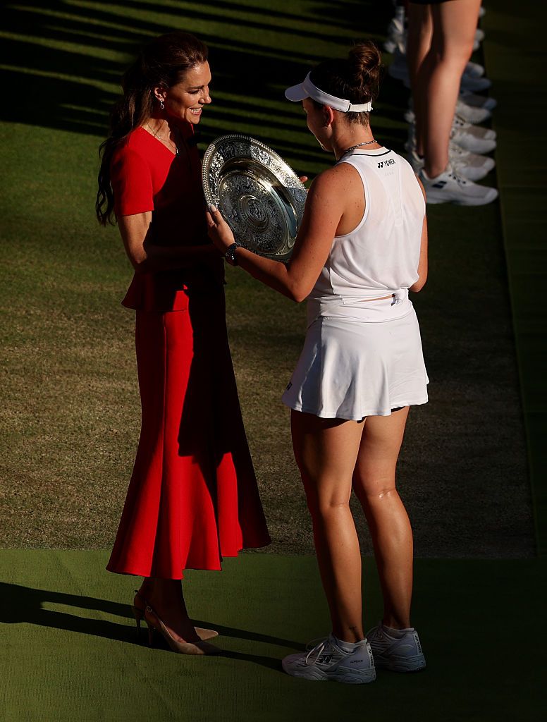Kate Middleton entrega el Plato Venus Rosewater a la checa Noskova