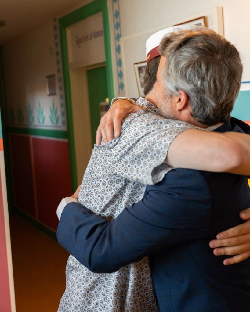 Federico de Dinamarca abraza a su hijo, Christian, tras el final de sus exámenes