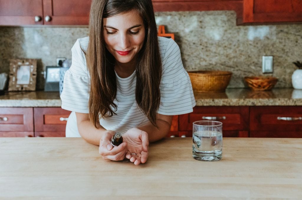 Mujer tomandose un suplemento de Omega 3