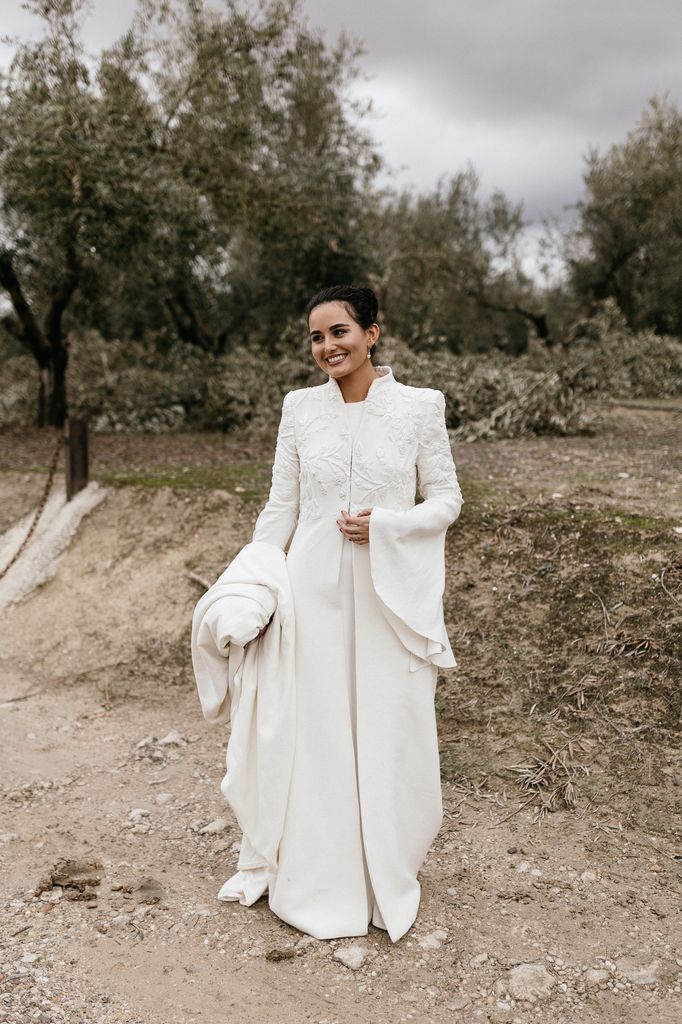 novia viral con abrigo de Valenzuela Atelier