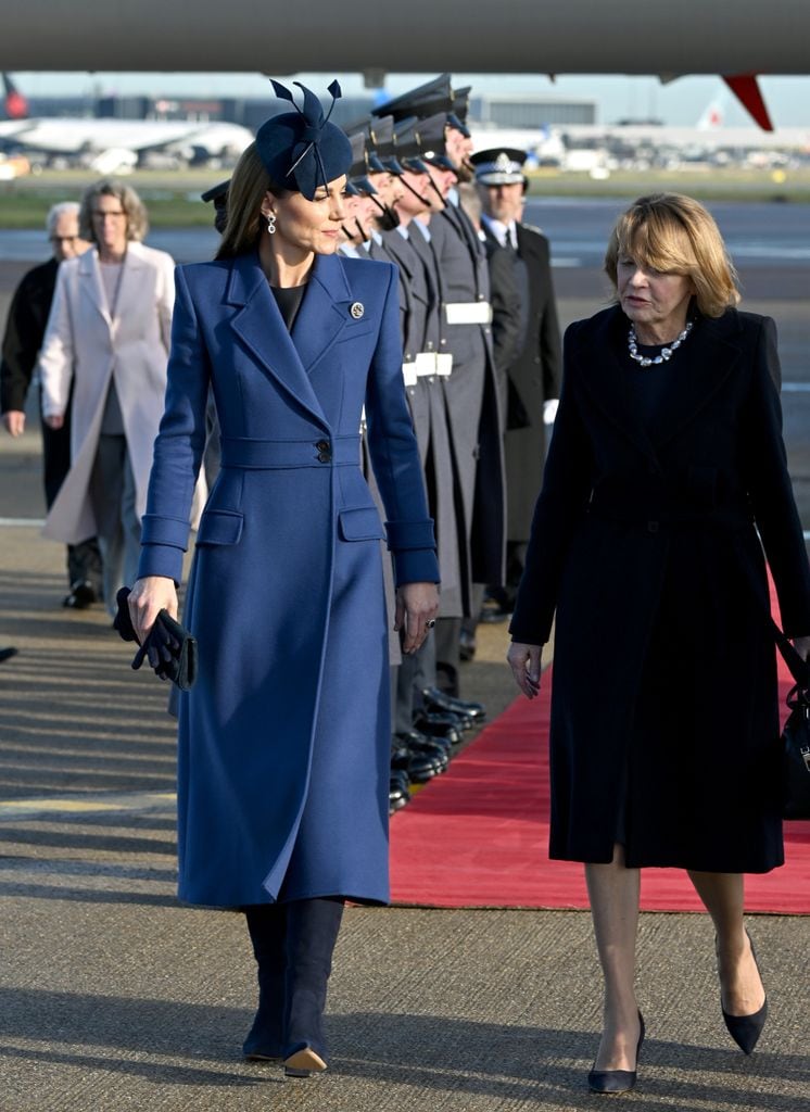 Tres imágenes del recibimiento que los príncipes de Gales han brindado al mandatario alemán y a la primera dama en el aeropuerto londinense de Heathrow