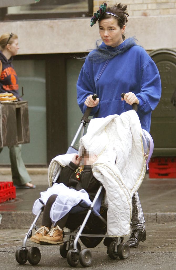 La cantante Bjork paseando por Nueva York