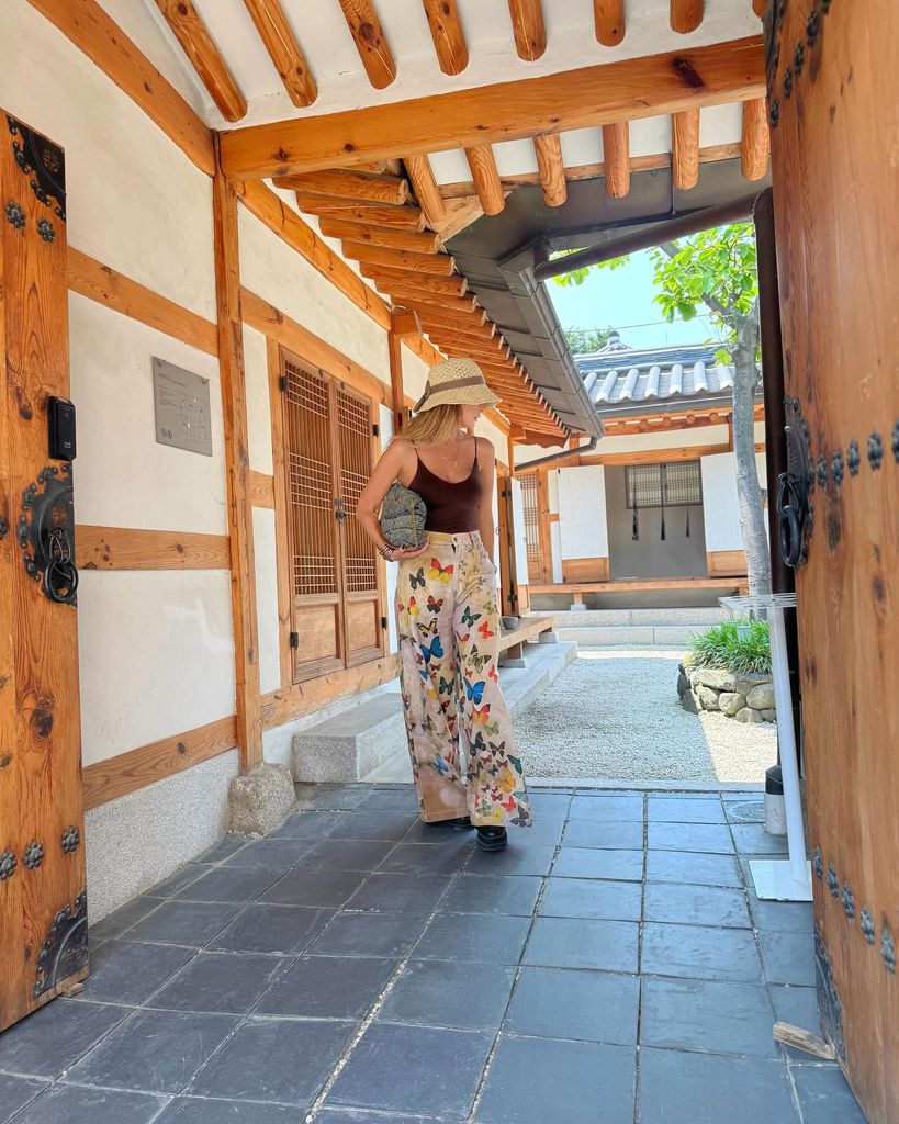 Geraldine Bazán visitó la popular villa con casas hanok
