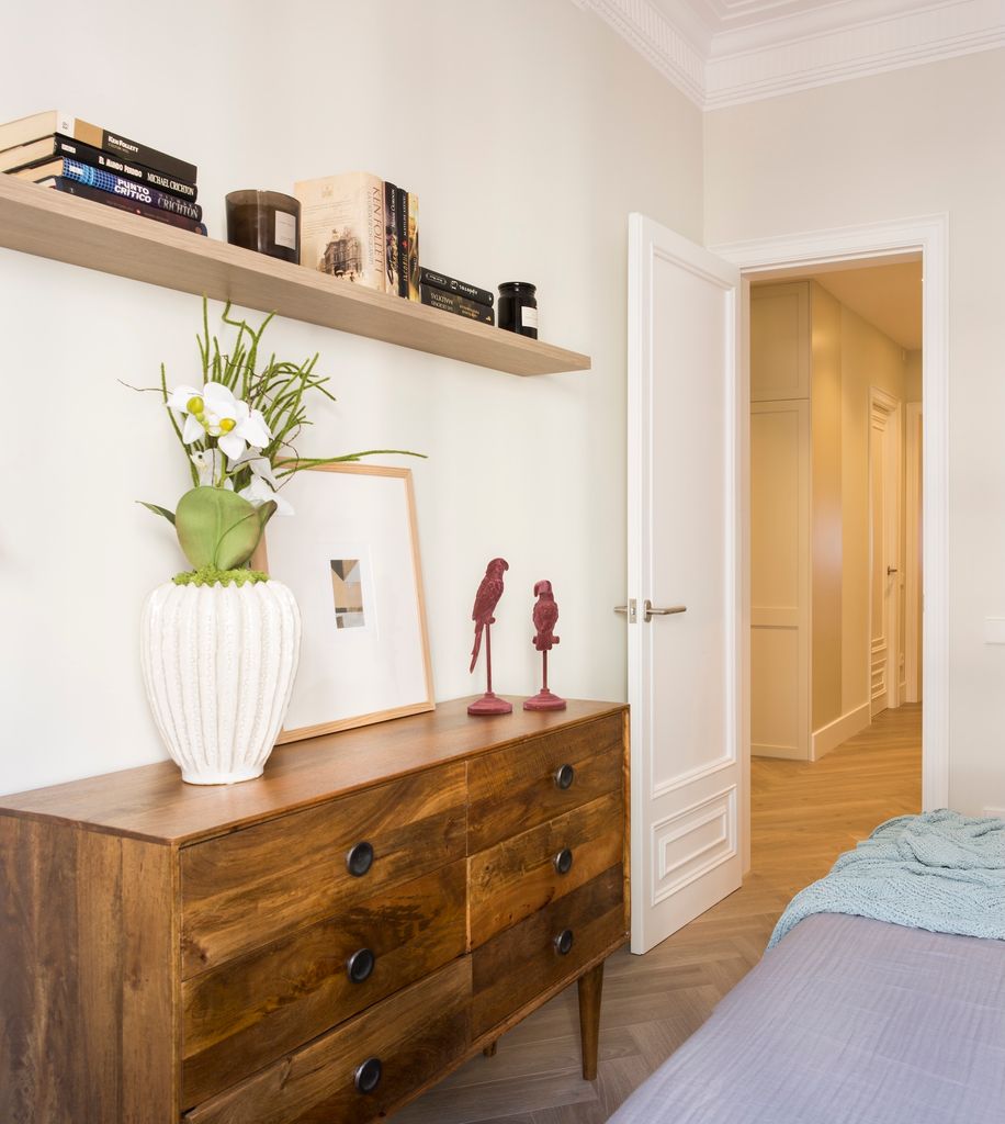 Dormitorio con puerta abierta. 