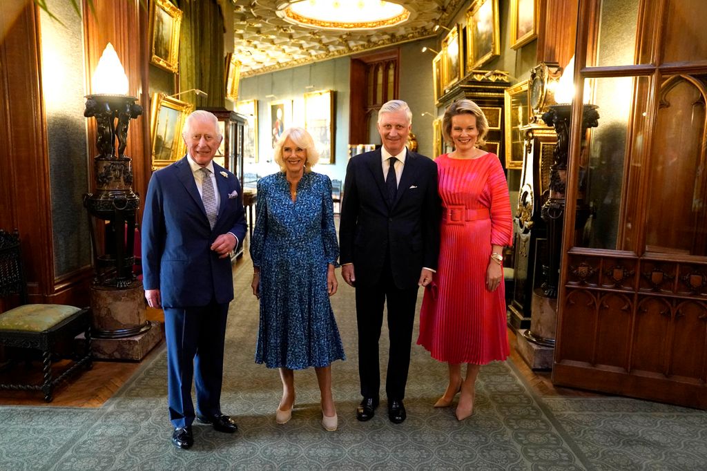 Plano entero del Rey Carlos, reina Camilla, Felipe de Bélgica, Matilde de Bélgica en un evento