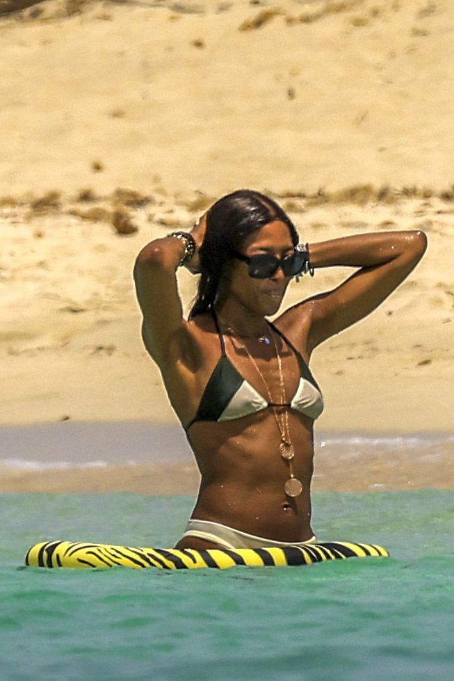 La aparición fuera de las pasarelas ofreció un vistazo de Campbell disfrutando de unas merecidas vacaciones en Ibiza.