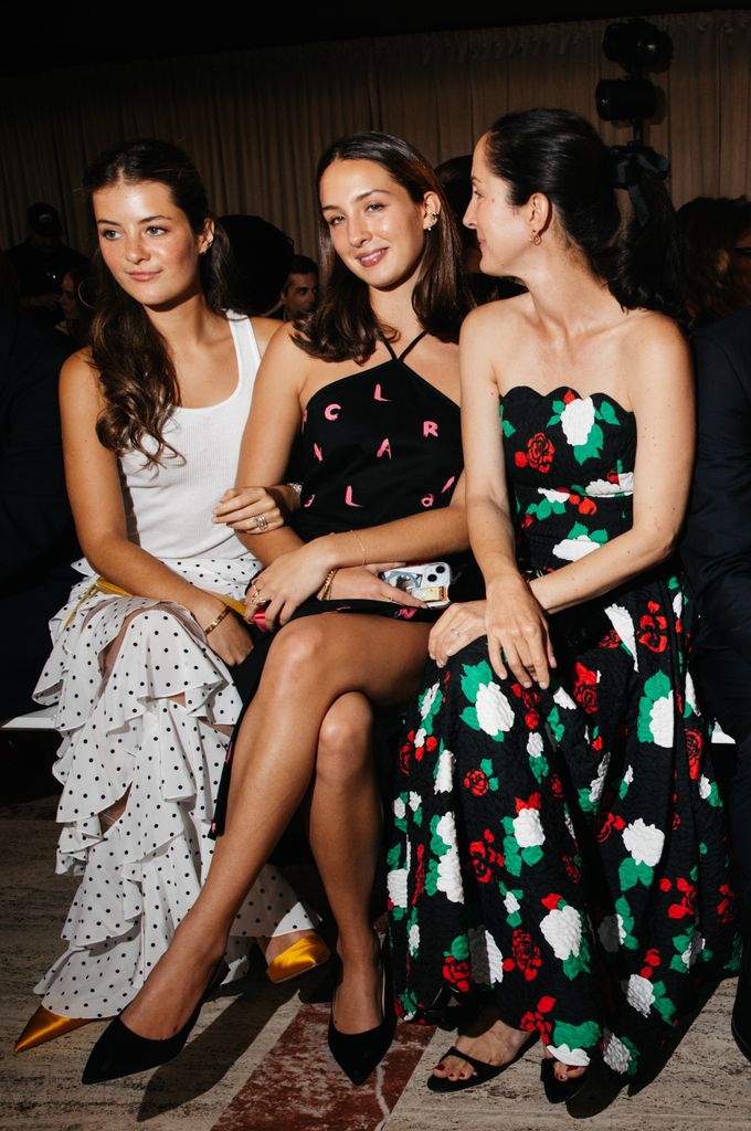 Olimpia Báez y Carolina Lansing, las nietas de Carolina Herrera, se sientan en primera fila junto a su abuela en su desfile de Nueva York con dos looks que la rinden homenaje, 2026