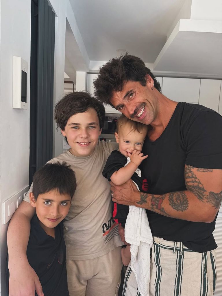 Matías Novoa se dejó ver encantado de tener a sus tres hijos reunidos y a su lado