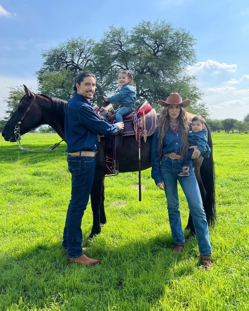 Alex disfruta de esta nueva etapa profesional, que comparte tanto como puede con Alexia, su esposa, y sus hijas: Mía y Nirvana, su mayor motivación.
