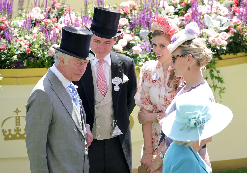 Ascot 2022: el rey Carlos III con dos de sus sobrinas, la princesa Beatriz y Zara Tindall