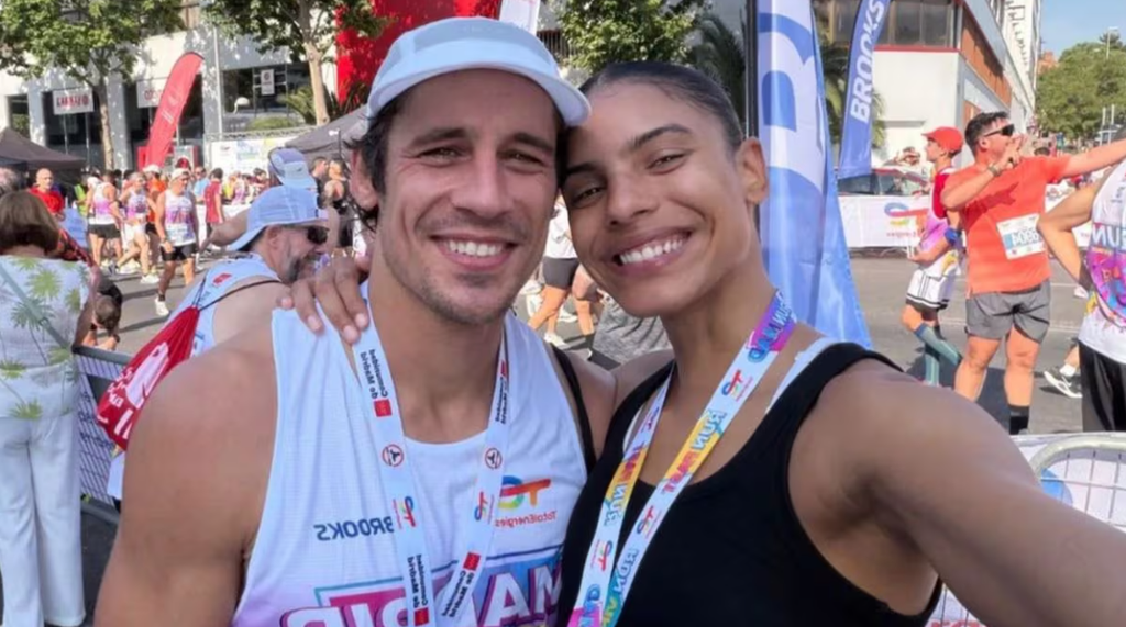 Martiño y Mileshka tras cruzar juntos la meta en la carrera popular Madrid Vintage Run
