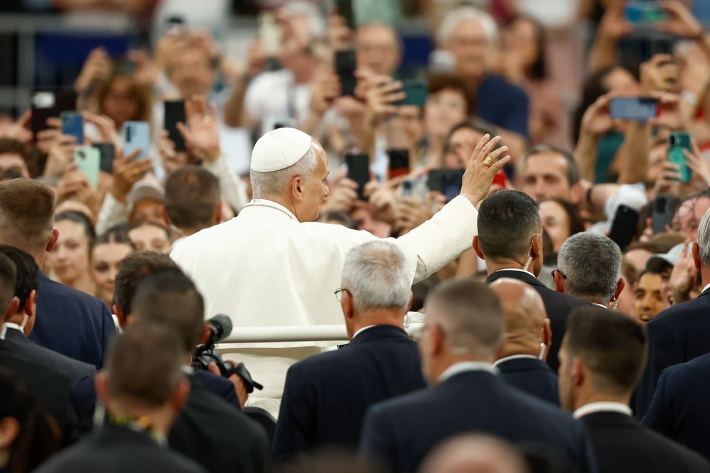 Papa Francisco en evento público, saludando a la multitud con mano derecha.