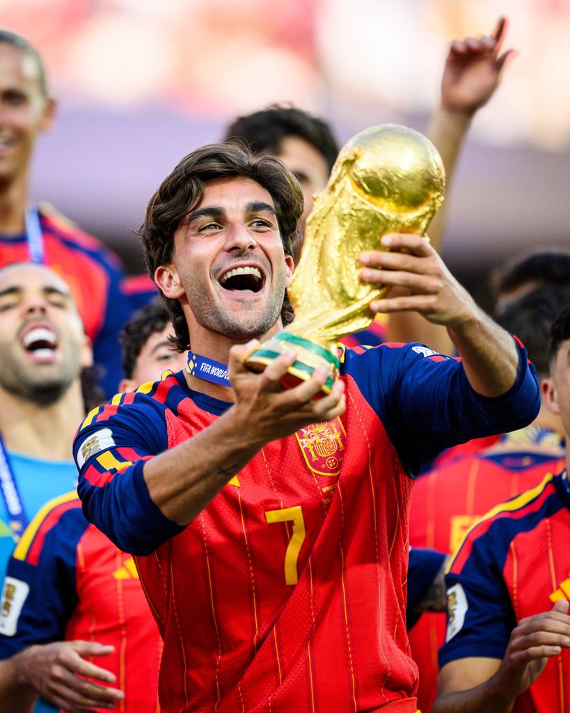Ferran Torres con la copa del Mundial