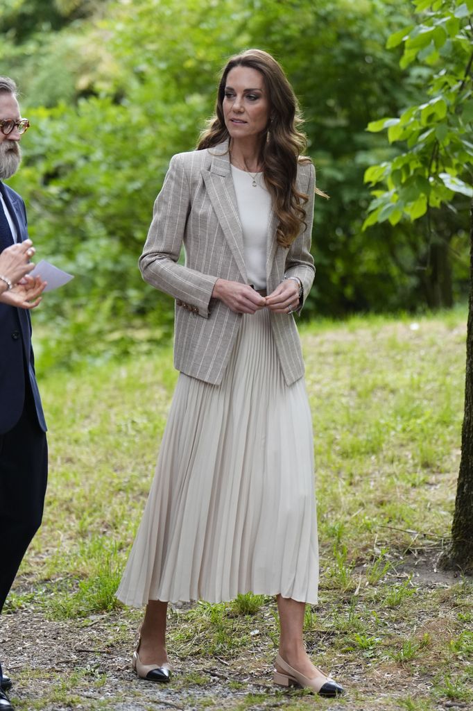 Para este segundo día por Italia, Kate Middleton ha elegido una falda plisada con americana al tono y zapatos bicolores
