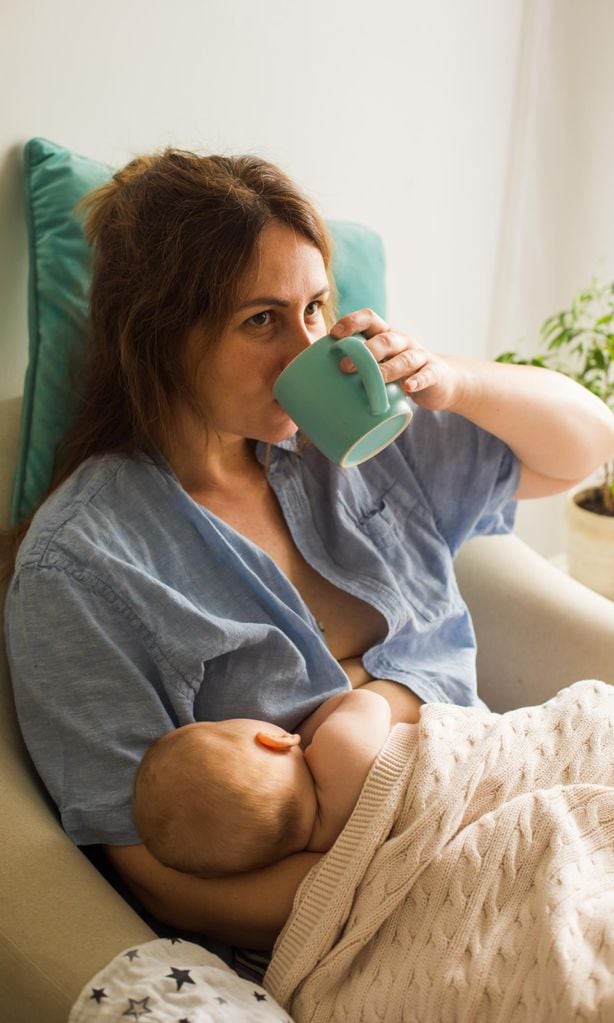 Mamá dando el pecho y tomando café