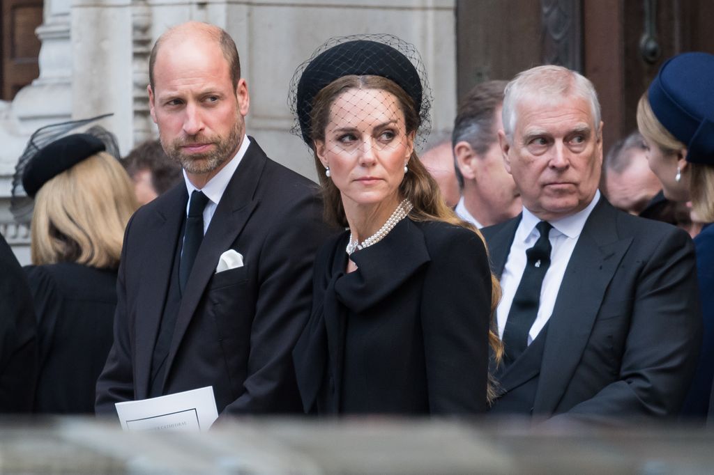 El príncipe William, la princesa Kate y el príncipe Andrés en el funeral de la duquesa de Kent.