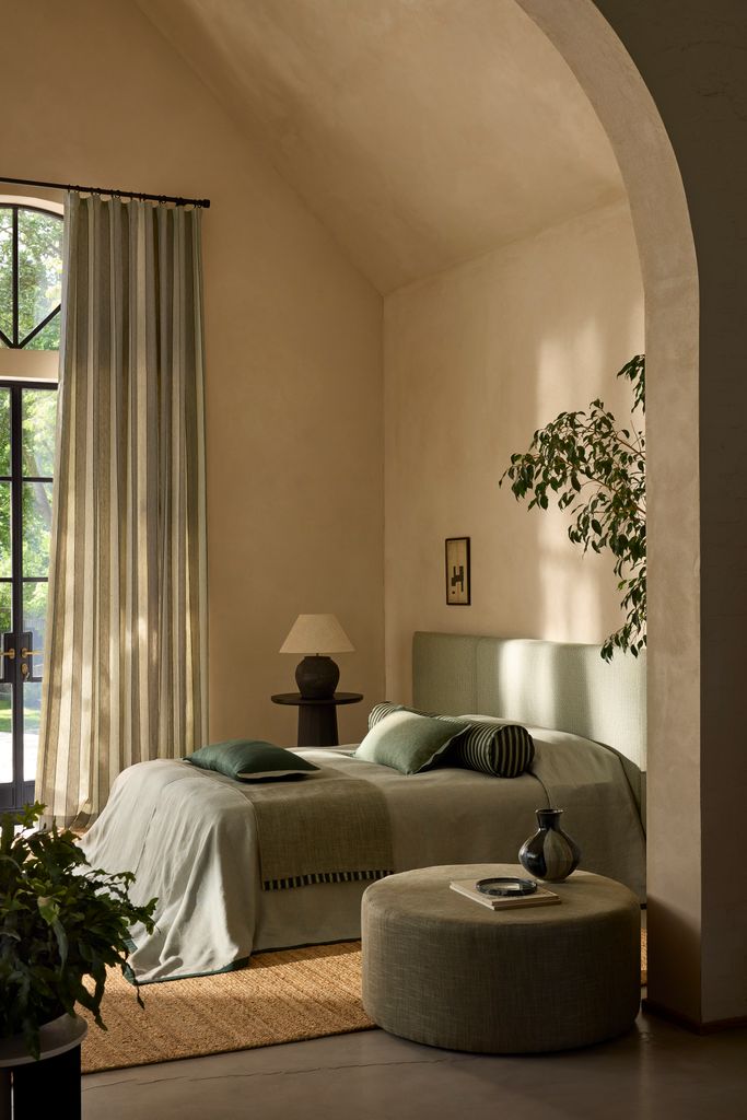 Dormitorio con textiles de color verde