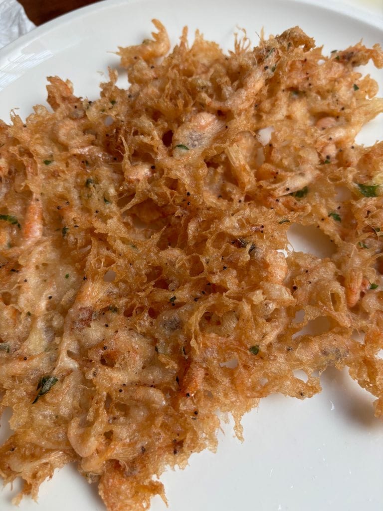 En el restaurante El Faro de Cádiz hay que probar sí o sí sus tortillitas de camarones.