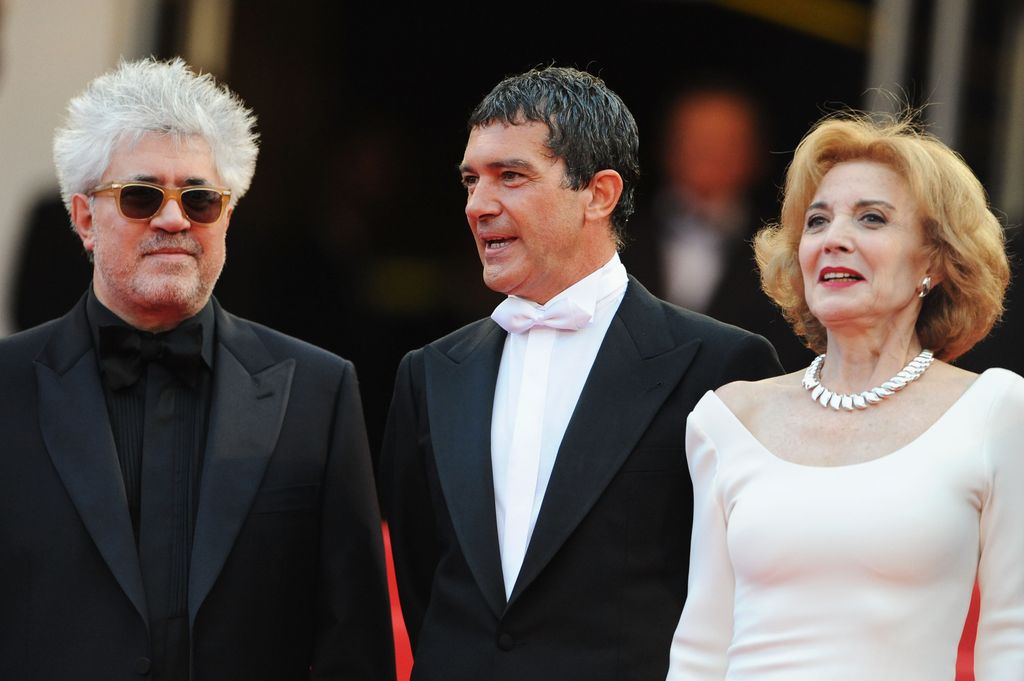 Pedro Almodóvar, Antonio Banderas y Marisa Paredes en la première de 'La piel que habito' en Cannes (2011)