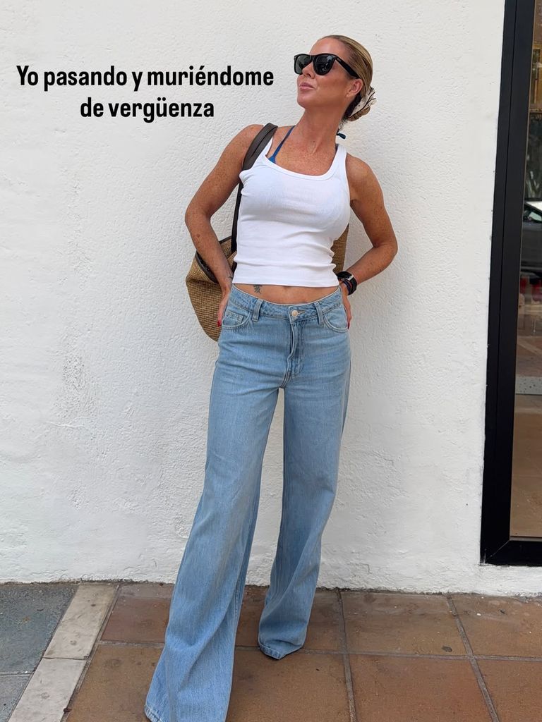 Amelia Bono de vacaciones en Estepona con un look de top blanco y vaqueros, agosto 2026.