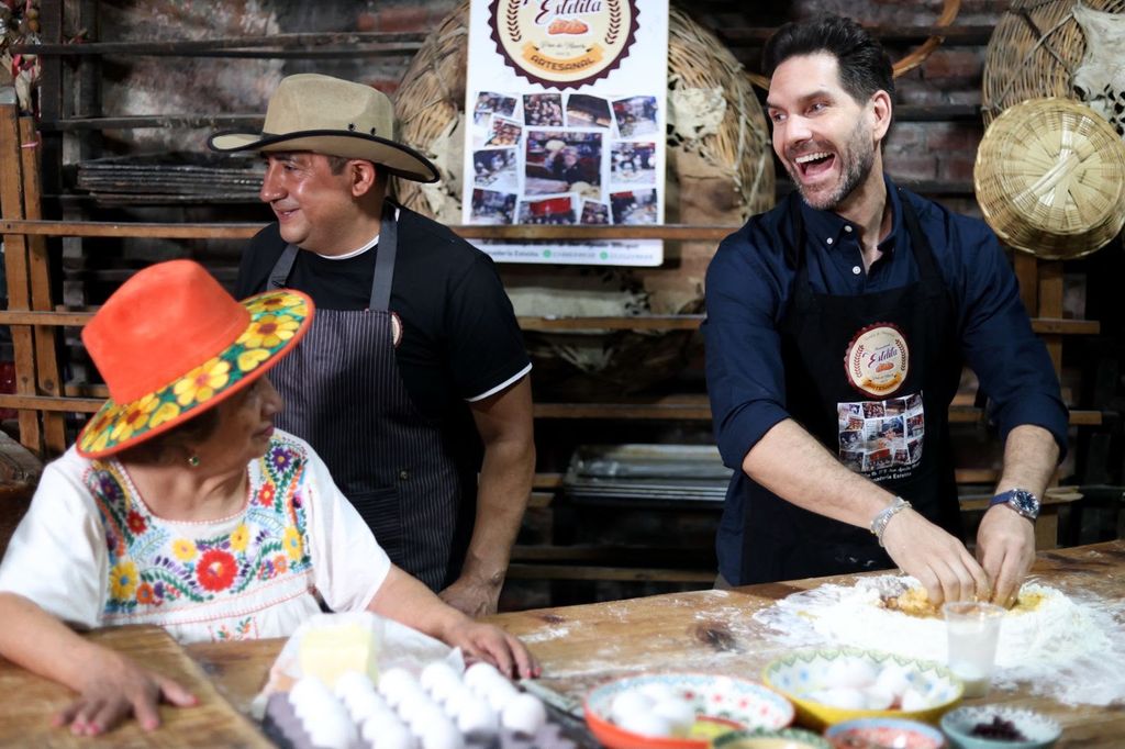Arap Bethke, literalmente, puso manos a la obra para amasar la masa del pan de muerto. 