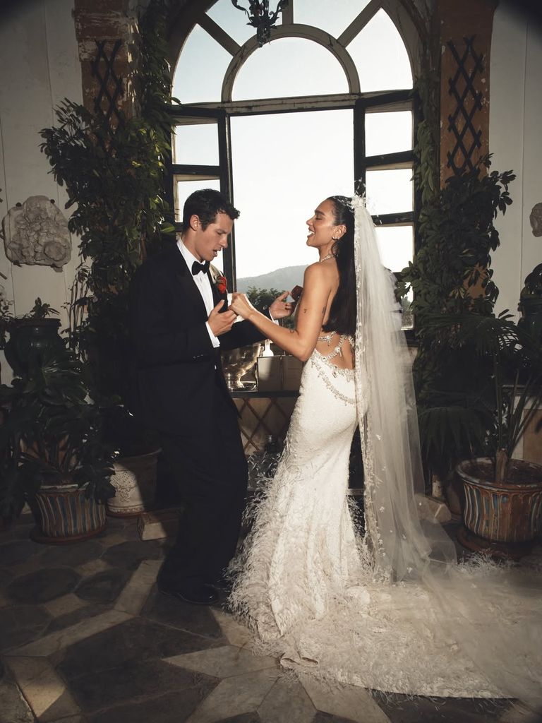 Callum Turner y Dua Lipa celebraron su matrimonio en Sicilia, Italia.