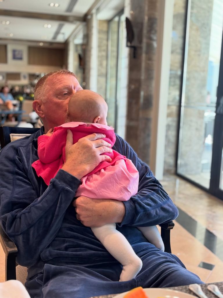 El deportista junto a su pequeña mostrando su lado más tierno