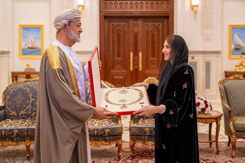  Sayyida Ahad bint Abdullah, recibiendo de manos de su marido, el sultán de Omán, la Gran Cruz de la Orden del Mérito.