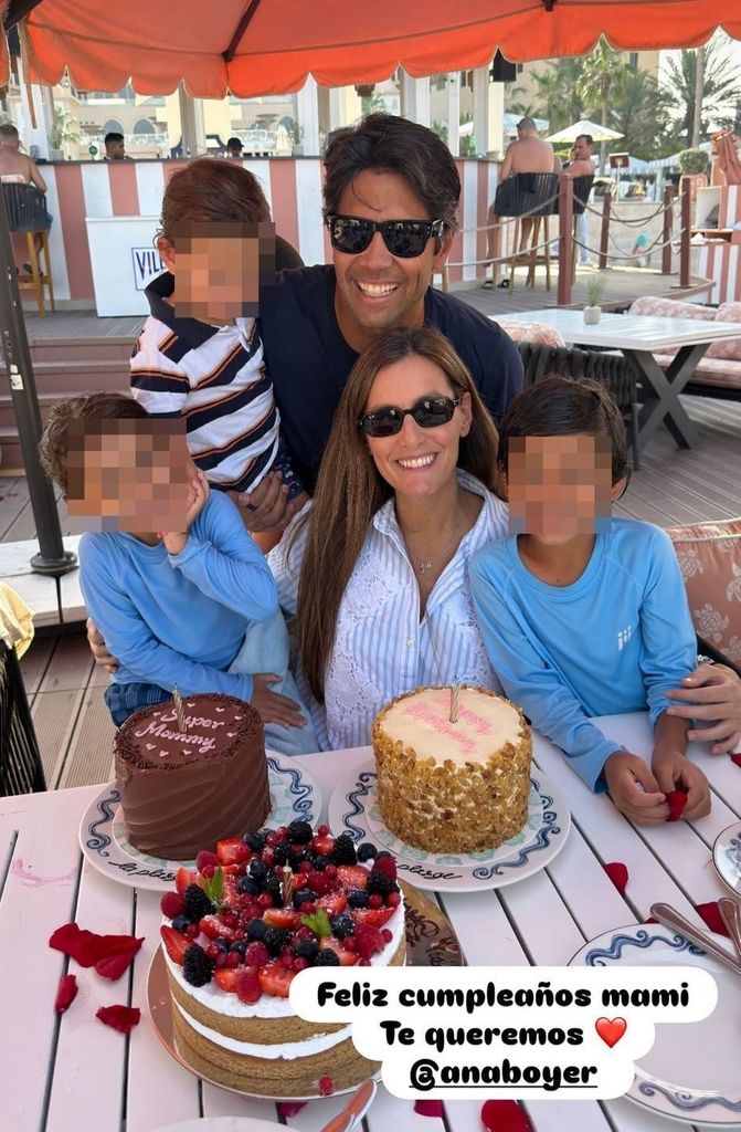 Ana junto a Fernando y sus tres hijos soplando las 37 velas