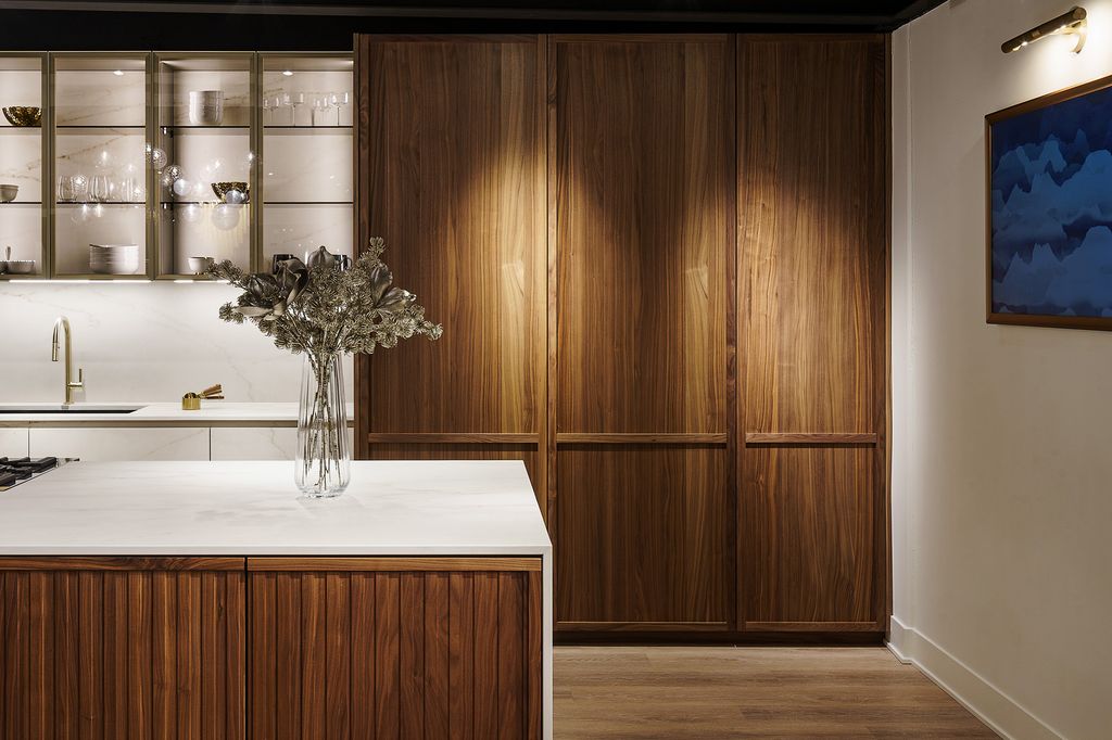 Cocina elegante con maderas y hasta cuadros expuestos como en una galería de arte