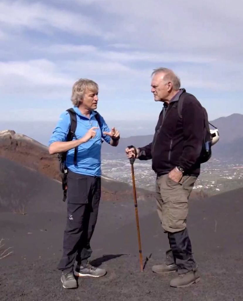 Plano medio de Pedro Piqueras con Jesús Calleja en la isla de la Palma