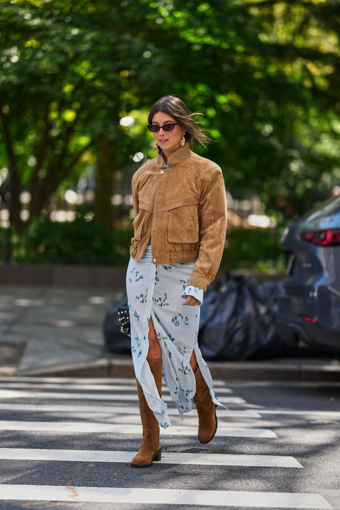 Look con vestido azul de flores y chaqueta cámel