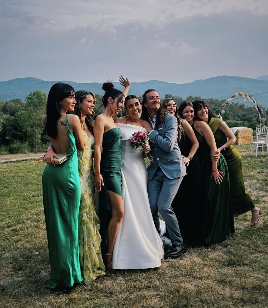 Aitana con vestido verde satinado en la boda de su amiga