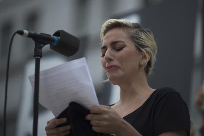 Lady Gaga no pudo evitar llorar durante el discurso en homenaje a las víctimas y sus familias de la masacre de Orlando
