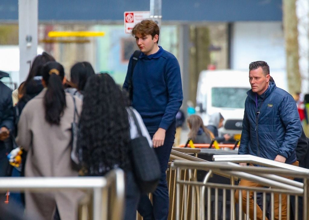 Barron Trump fue fotografiado mientras se dirigía a sus clases en la Escuela de Negocios Stern de la Universidad de Nueva York.