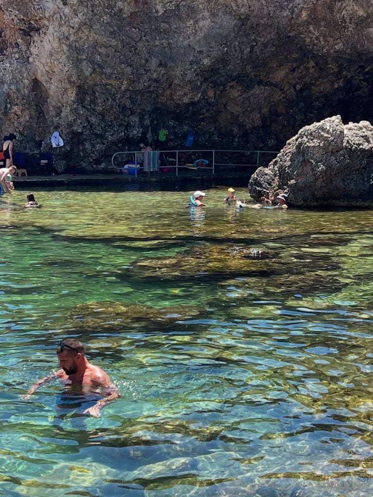 Ricky Martin no se resistió a nadar en las cristalinas aguas de Malta
