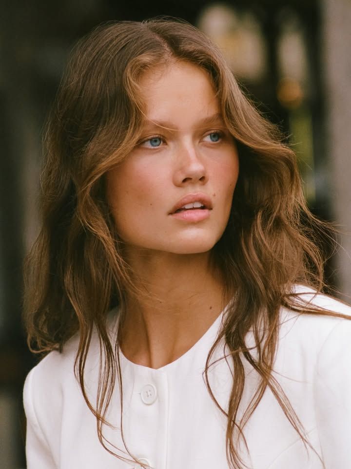 Modelo con pelo castaño y camisa blanca